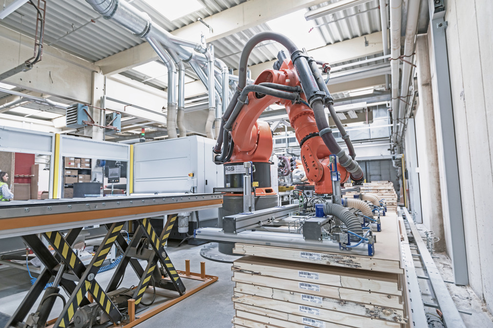 The suction spider holds door panels up to three meters in length and up to 100 kilograms in weight.
